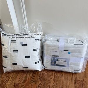 Room Essentials White Quilt Set with 2 Black Stripe throw pillows NWT